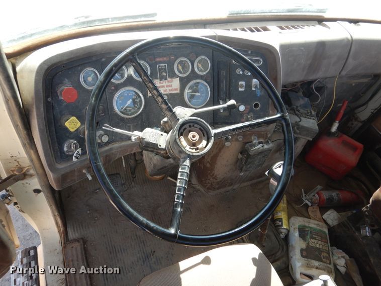 image for item FU9543 1986 Ford LT9000 semi truck