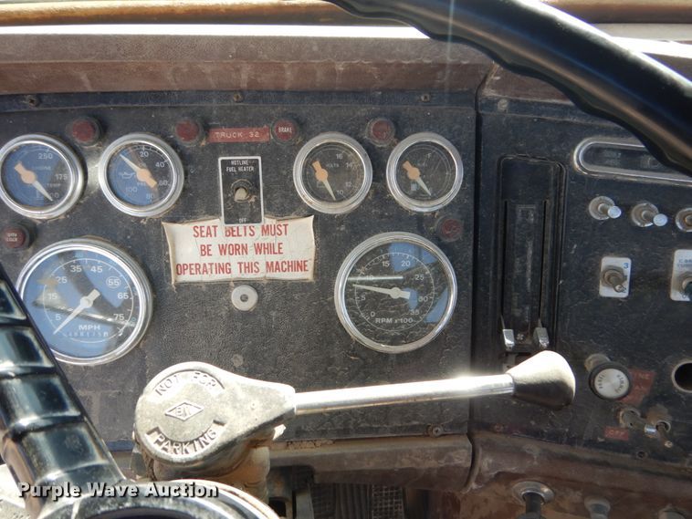 image for item FU9543 1986 Ford LT9000 semi truck