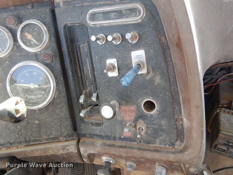 image for item FU9543 1986 Ford LT9000 semi truck