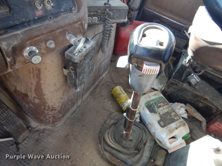 image for item FU9543 1986 Ford LT9000 semi truck