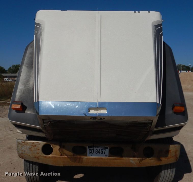 image for item FU9543 1986 Ford LT9000 semi truck