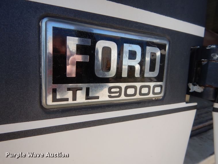 image for item FU9543 1986 Ford LT9000 semi truck