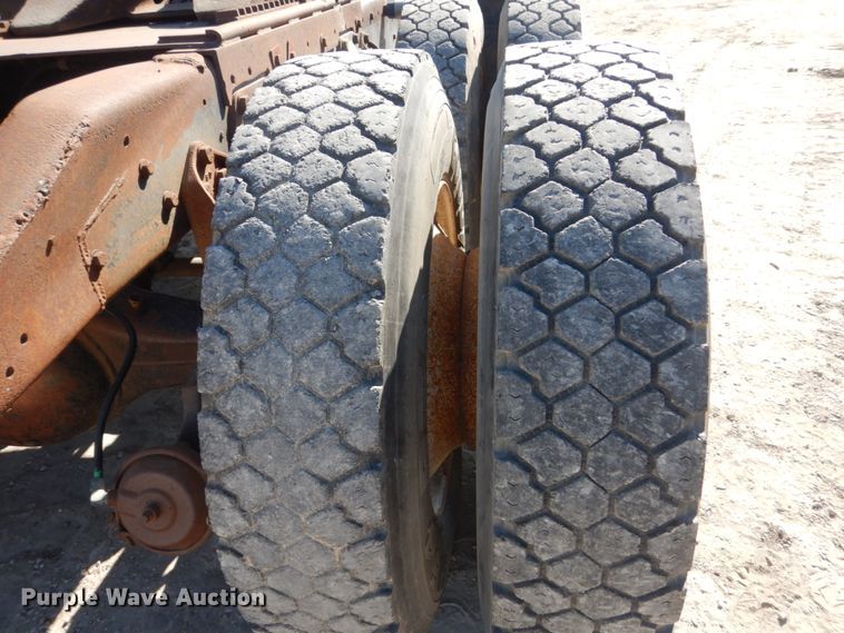 image for item FU9543 1986 Ford LT9000 semi truck