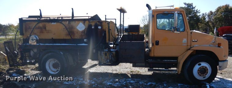image for item GI9474 1998 Freightliner FL70 asphalt truck