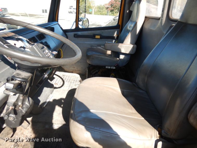 image for item GI9474 1998 Freightliner FL70 asphalt truck