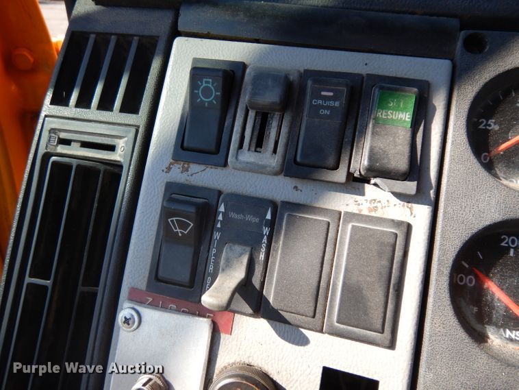 image for item GI9474 1998 Freightliner FL70 asphalt truck