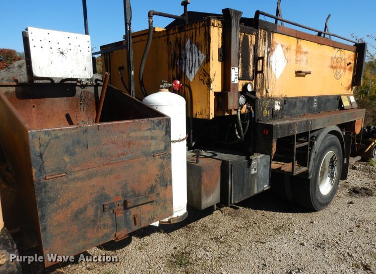 image for item GI9474 1998 Freightliner FL70 asphalt truck