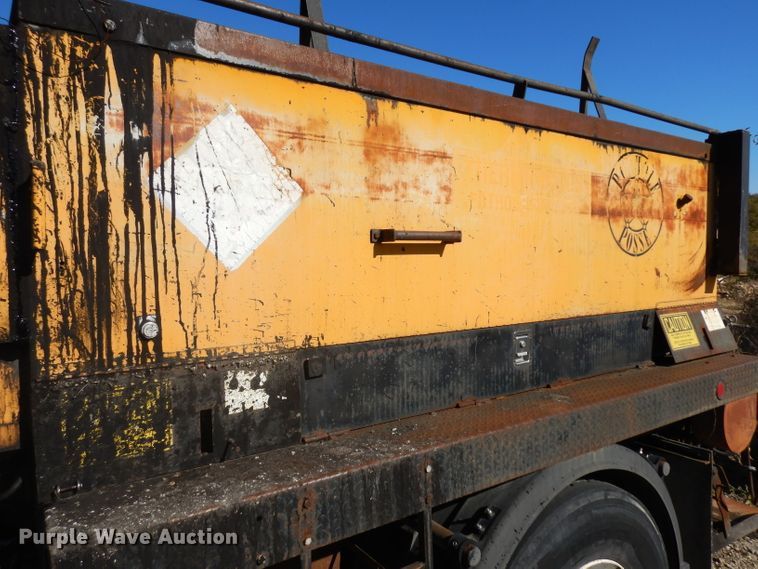 image for item GI9474 1998 Freightliner FL70 asphalt truck