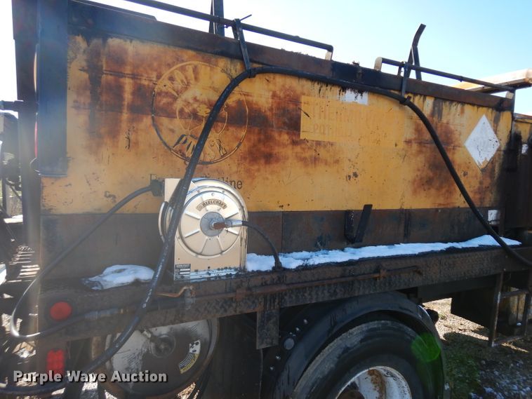 image for item GI9474 1998 Freightliner FL70 asphalt truck