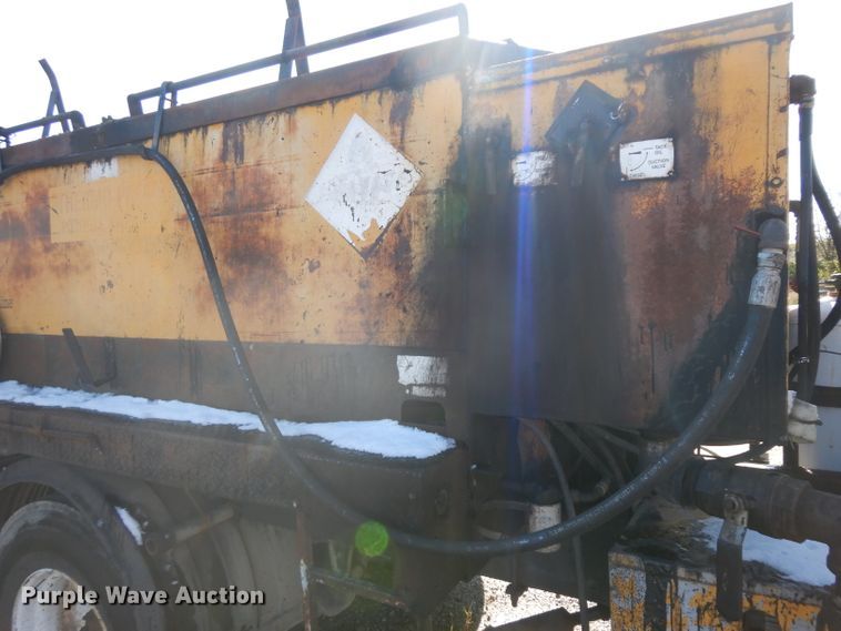 image for item GI9474 1998 Freightliner FL70 asphalt truck