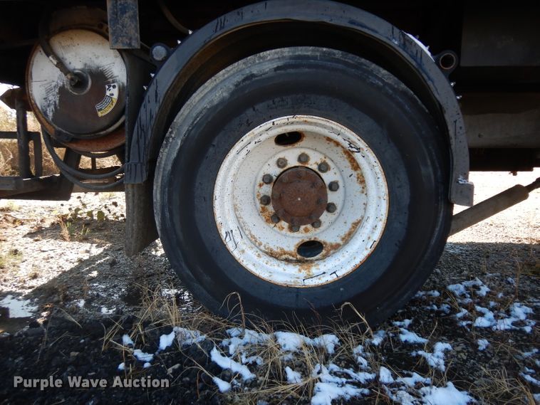 image for item GI9474 1998 Freightliner FL70 asphalt truck