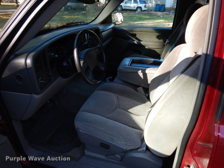 image for item GI9475 2005 Chevrolet Suburban 1500 SUV