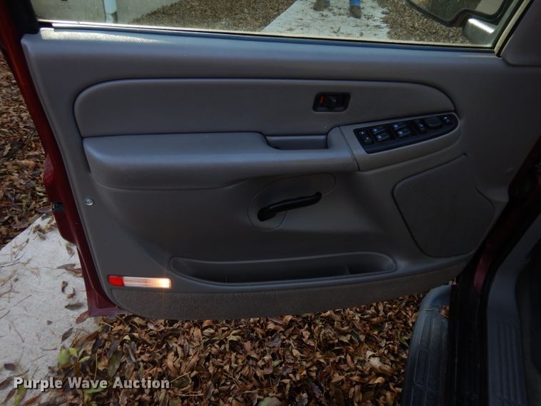 image for item GI9475 2005 Chevrolet Suburban 1500 SUV