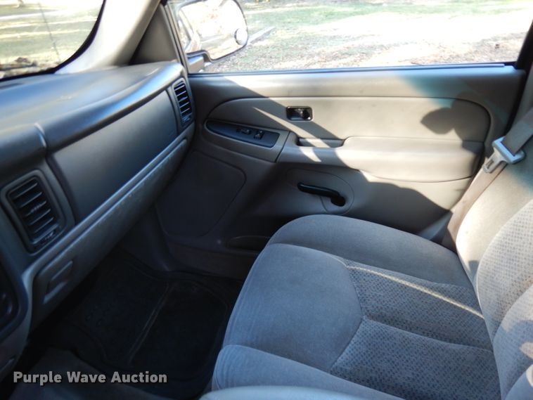 image for item GI9475 2005 Chevrolet Suburban 1500 SUV