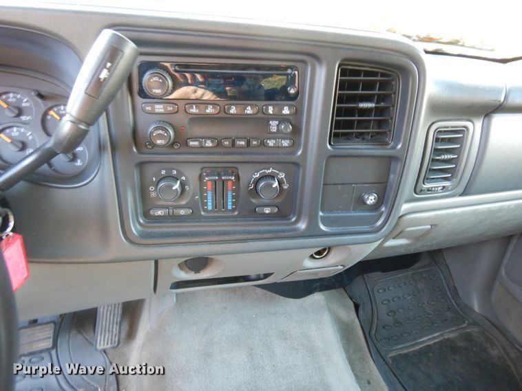 image for item GI9475 2005 Chevrolet Suburban 1500 SUV