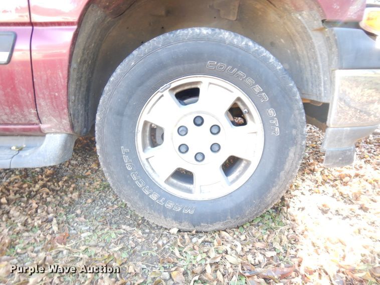 image for item GI9475 2005 Chevrolet Suburban 1500 SUV