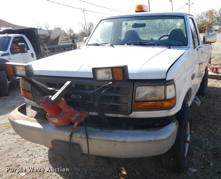 image for item GJ9019 1997 Ford F350 pickup truck