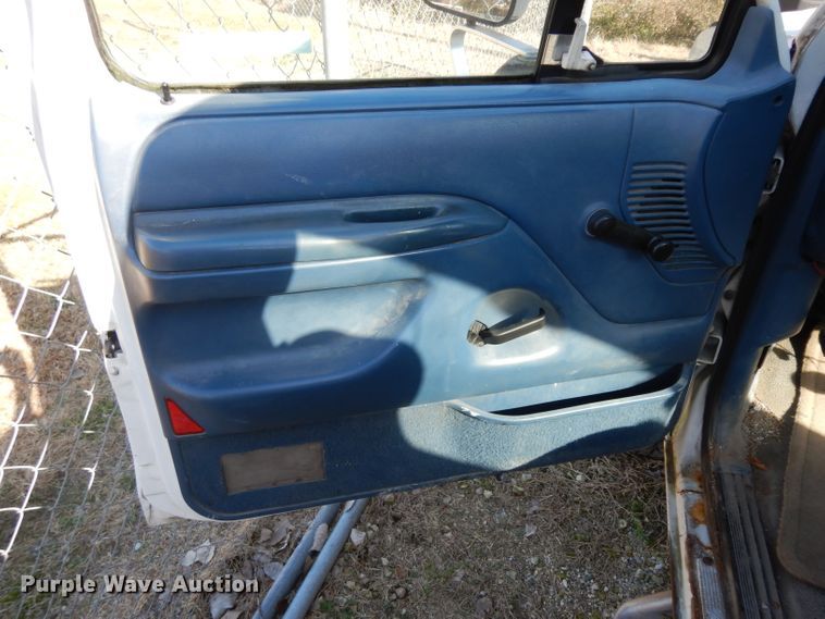 image for item GJ9019 1997 Ford F350 pickup truck