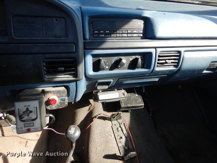 image for item GJ9019 1997 Ford F350 pickup truck