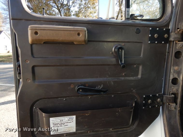 image for item GJ9022 1991 International 4700 flatbed truck