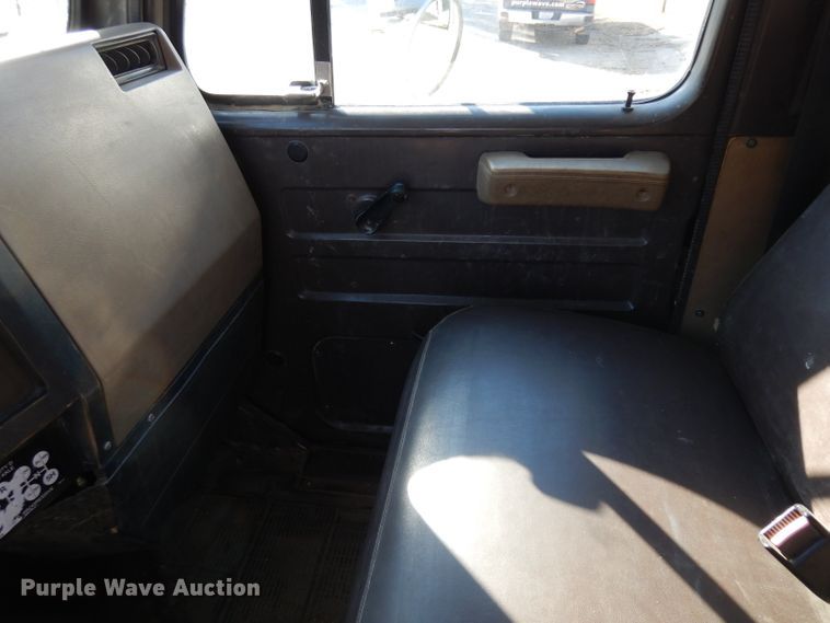 image for item GJ9022 1991 International 4700 flatbed truck