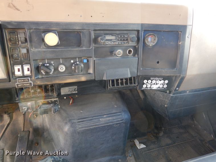 image for item GJ9022 1991 International 4700 flatbed truck