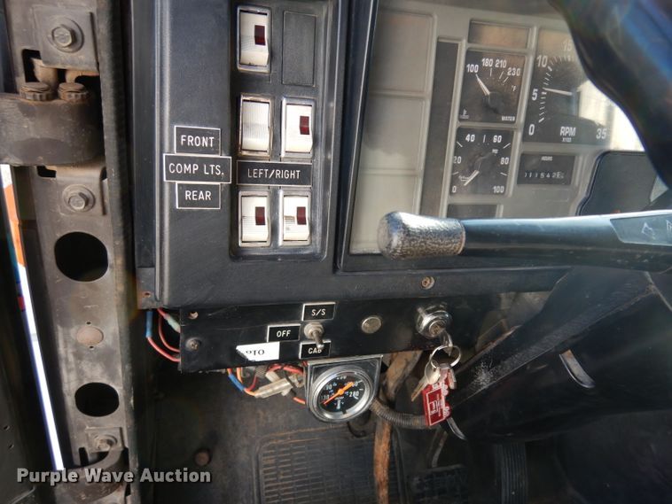 image for item GJ9022 1991 International 4700 flatbed truck