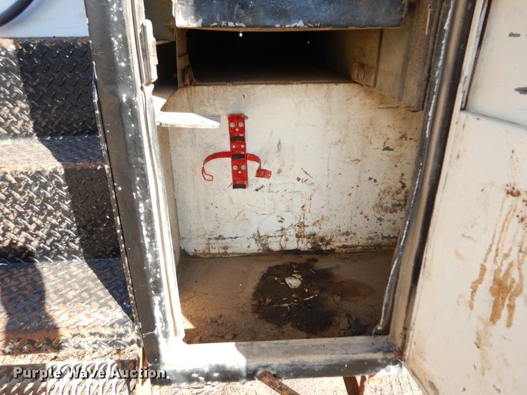 image for item GJ9022 1991 International 4700 flatbed truck