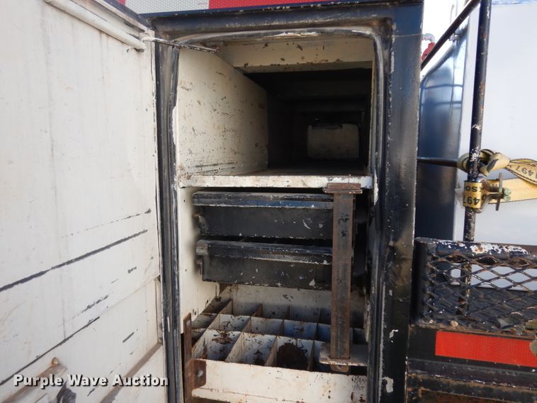 image for item GJ9022 1991 International 4700 flatbed truck