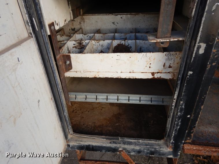 image for item GJ9022 1991 International 4700 flatbed truck