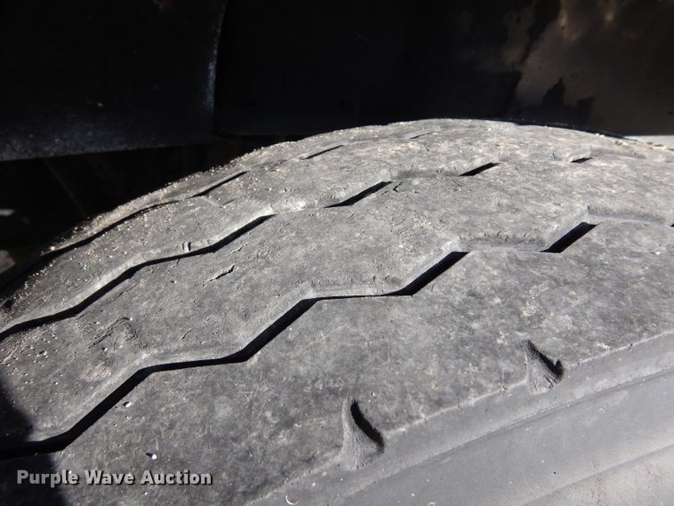 image for item GJ9022 1991 International 4700 flatbed truck