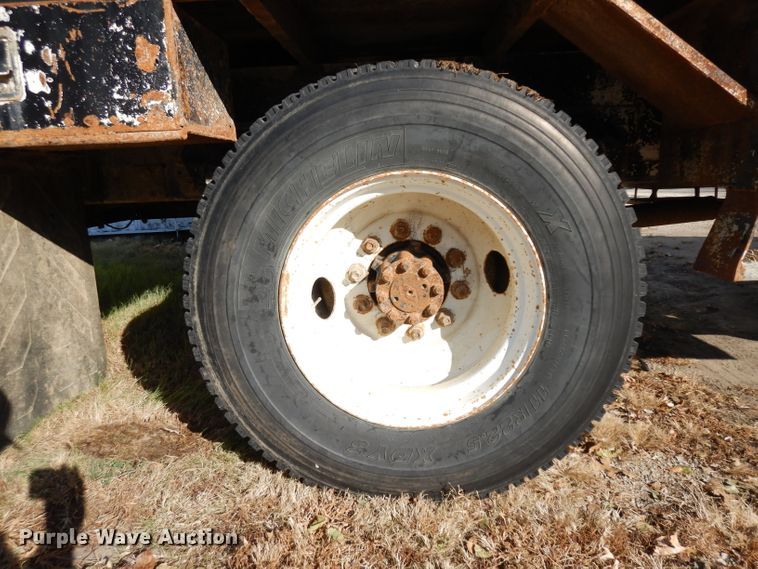 image for item GJ9022 1991 International 4700 flatbed truck