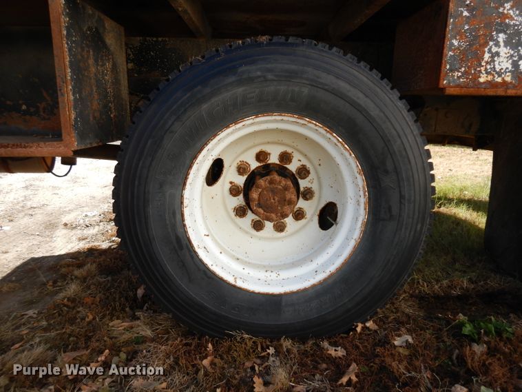 image for item GJ9022 1991 International 4700 flatbed truck