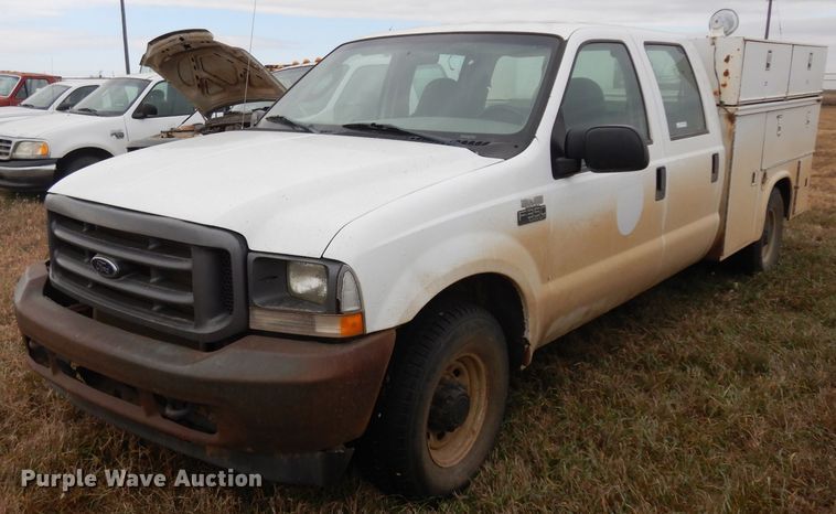 image for item GJ9034 2004 Ford F350 Super Duty Crew Cab utility bed pickup truck