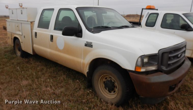 image for item GJ9034 2004 Ford F350 Super Duty Crew Cab utility bed pickup truck