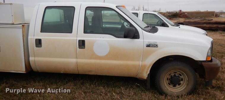 image for item GJ9034 2004 Ford F350 Super Duty Crew Cab utility bed pickup truck