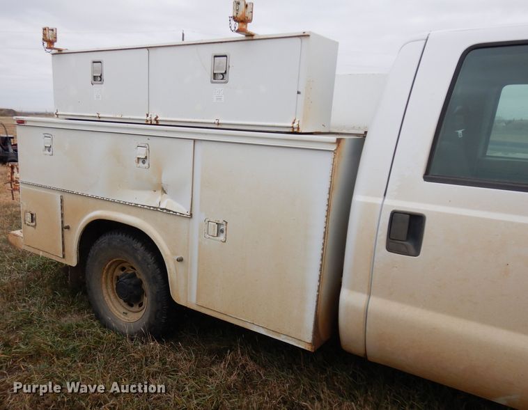 image for item GJ9034 2004 Ford F350 Super Duty Crew Cab utility bed pickup truck