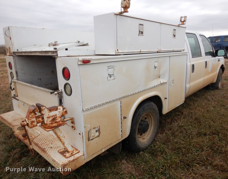 image for item GJ9034 2004 Ford F350 Super Duty Crew Cab utility bed pickup truck