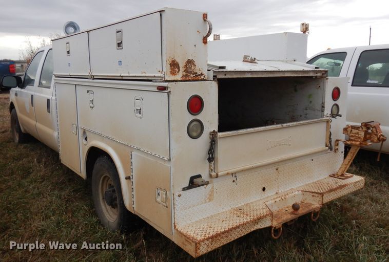 image for item GJ9034 2004 Ford F350 Super Duty Crew Cab utility bed pickup truck