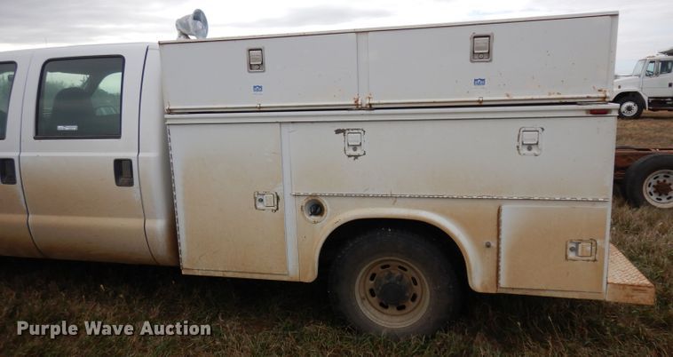 image for item GJ9034 2004 Ford F350 Super Duty Crew Cab utility bed pickup truck