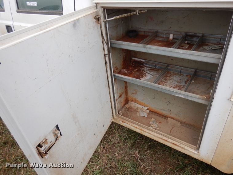 image for item GJ9034 2004 Ford F350 Super Duty Crew Cab utility bed pickup truck