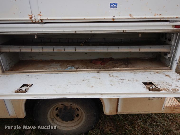 image for item GJ9034 2004 Ford F350 Super Duty Crew Cab utility bed pickup truck