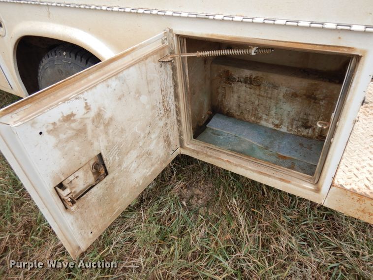 image for item GJ9034 2004 Ford F350 Super Duty Crew Cab utility bed pickup truck