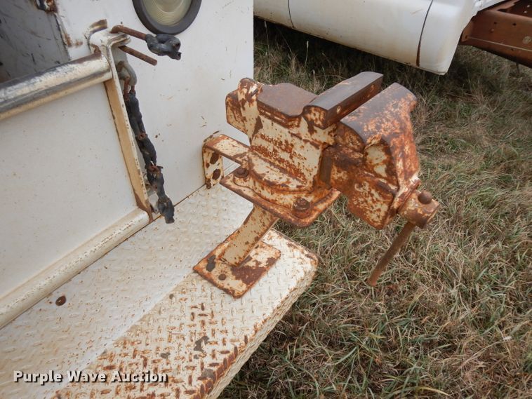 image for item GJ9034 2004 Ford F350 Super Duty Crew Cab utility bed pickup truck