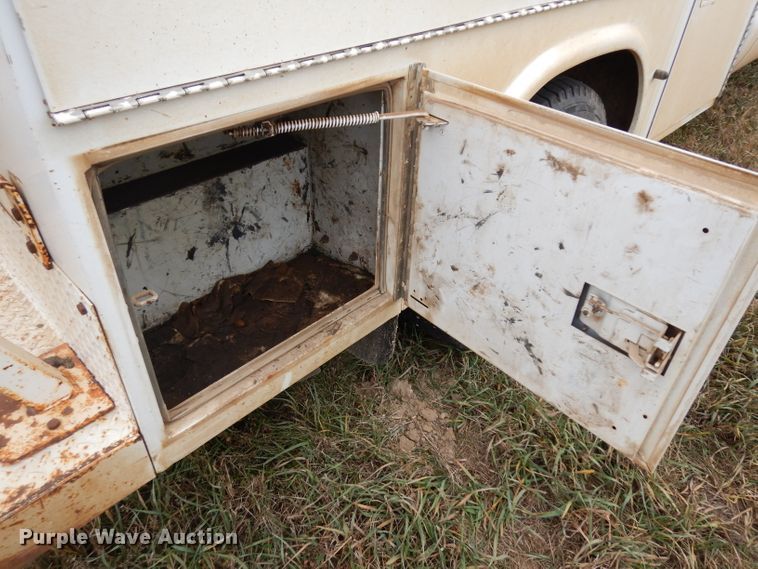 image for item GJ9034 2004 Ford F350 Super Duty Crew Cab utility bed pickup truck