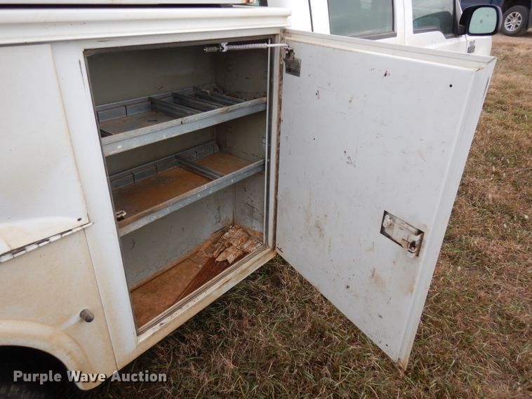 image for item GJ9034 2004 Ford F350 Super Duty Crew Cab utility bed pickup truck