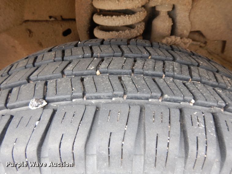 image for item GJ9034 2004 Ford F350 Super Duty Crew Cab utility bed pickup truck