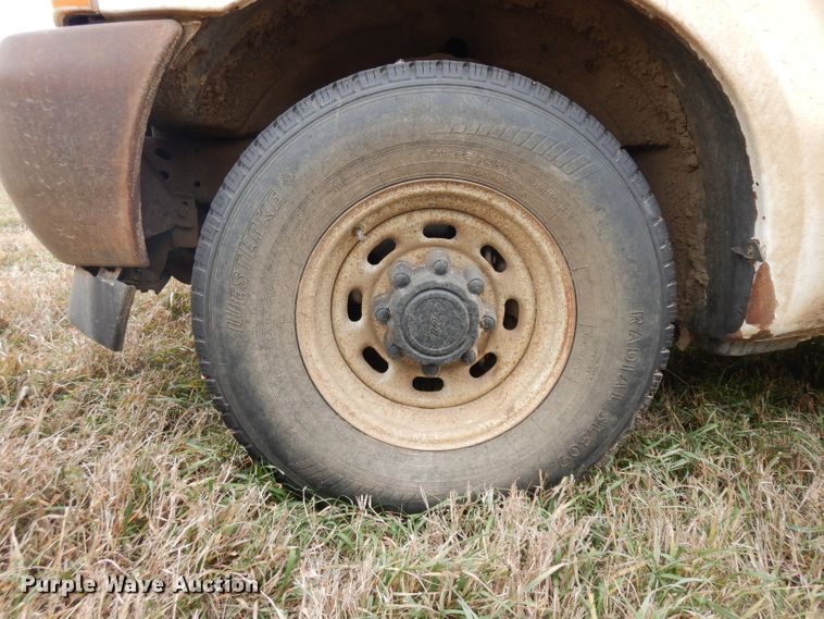 image for item GJ9034 2004 Ford F350 Super Duty Crew Cab utility bed pickup truck