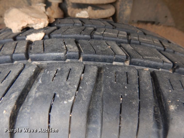 image for item GJ9034 2004 Ford F350 Super Duty Crew Cab utility bed pickup truck