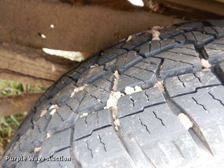 image for item GJ9034 2004 Ford F350 Super Duty Crew Cab utility bed pickup truck